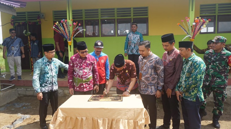 Diresmikan Pj Bupati Inhil, Dompet Dhuafa Riau Bangun 2 Kelas MIS Nurul Huda Pulau Palas
