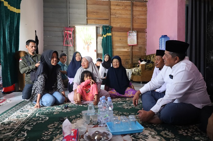 Dapat Santunan dan Beasiswa Anak Keluarga PKH dari Bupati Alfedri, Nila Warini Menangis Haru