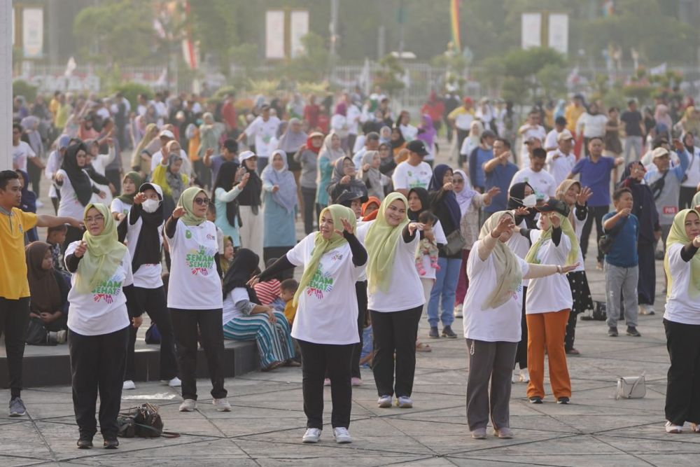 Bersempena HUT Riau ke-67, Ribuan Warga Senam di Halaman Kantor Gubernur
