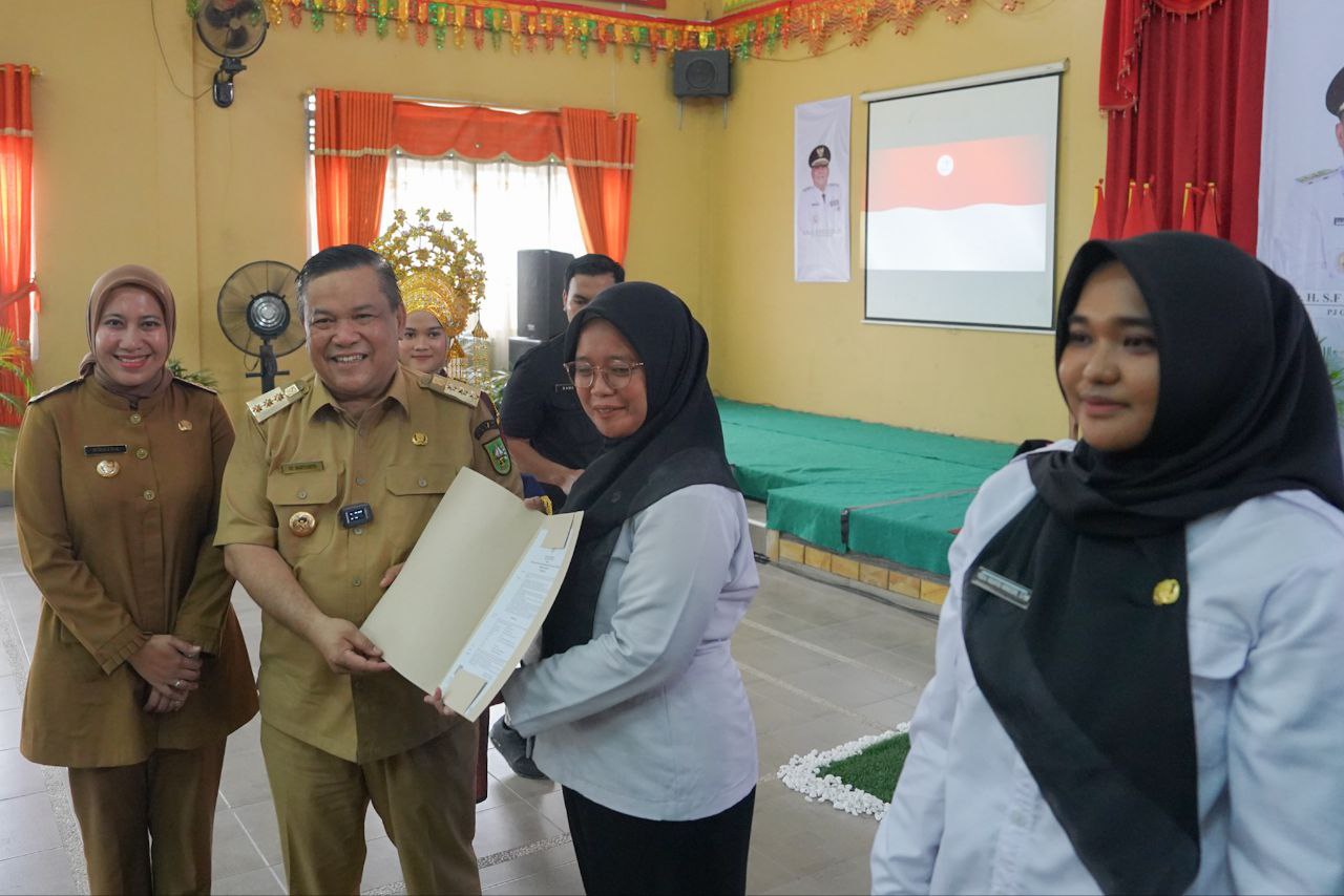 Didampingi Bupati Inhu, Pj Gubernur Riau Serahkan 184 SK Guru PPPK untuk Penempatan Inhu