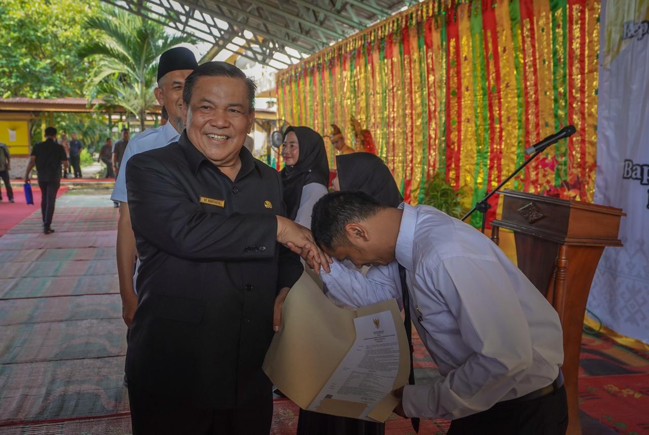 Senang Dengarnya! 115 Guru Honorer di Dumai Terima SK PPPK dari Pj Gubri SF Hariyanto
