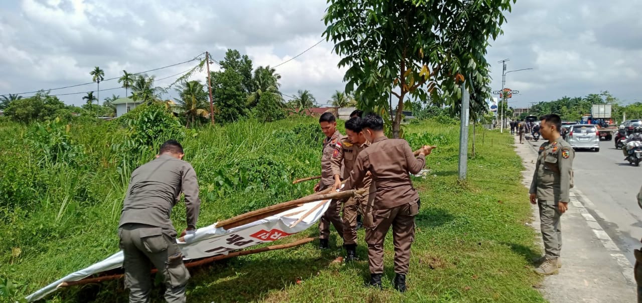 Tak Sesuai Aturan, Satpol PP Pekanbaru Tertibkan Spanduk Pilkada