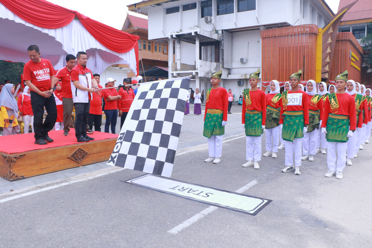 Meriahkan HUT RI ke-79, Pj Wali Kota Pekanbaru Lepas Ribuan Peserta Gerak Jalan Beregu Siswa se-Kota Pekanbaru