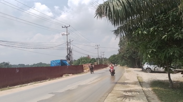 Hati-hati Melintas di Jalan Raya Desa Padang Mutung, Tanah Proyek Berserakan!