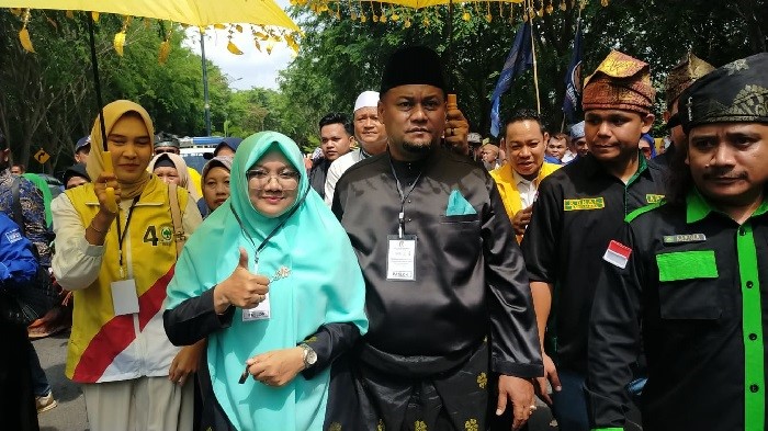 Unik, Paslon Bupati Afni-Syamsurizal Diiringi Pawai Saat Mendaftar ke KPU Siak