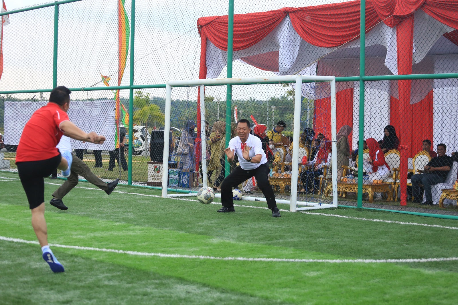 Pj Wali Kota Pekanbaru Vs Sekdako Pekanbaru Berebut Bola