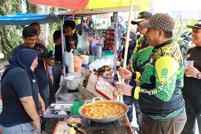 Cicipi Jajanan Saat Aniversary Angbules, Pelaku UMKM Sebut Bupati Alfedri Pemimpin Sederhana
