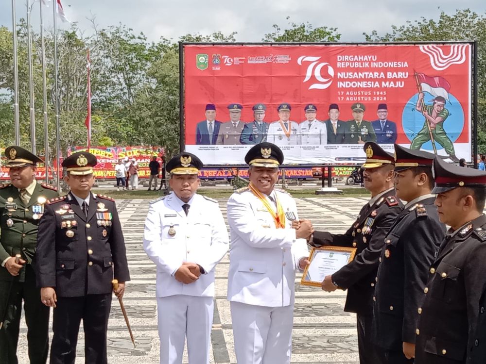 Bupati Siak Beri Penghargaan Kepada 8 Polisi yang Berhasil Gagalkan Peredaran Narkoba