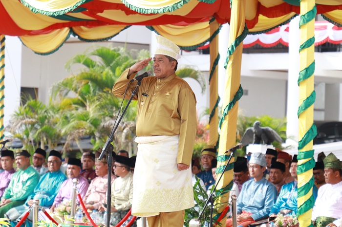 Berpakain Melayu, Alfedri Pimpin Upacara HUT Riau ke-67 di Kantor Bupati Siak
