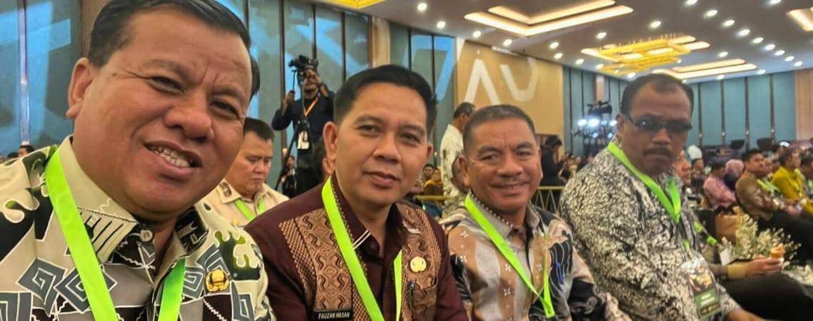 Sukses Jaminan Kesehatan Rakyat 95 Persen, Bupati Kuansing Terima Penghargaan UHC dari Presiden RI