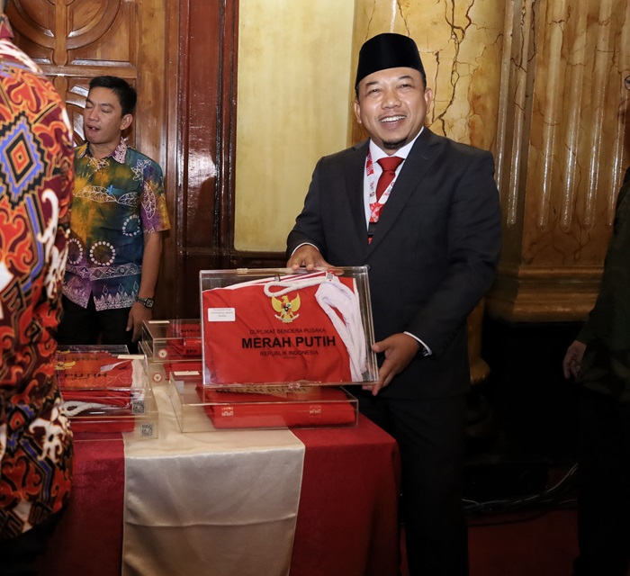 Wakil Bupati Siak Husni Merza Menerima Duplikat Bendera Pusaka dari Ketua BPIP RI