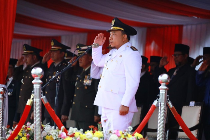 Pimpin Upacara Penurunan Bendera HUT RI ke-79, Husni Merza Sampaikan Hal ini Untuk Paskibraka