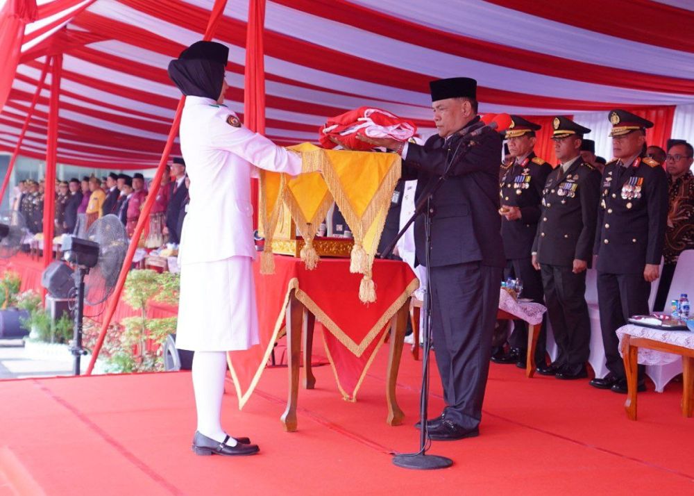Disaksikan Ribuan Masyarakat, Sekdaprov Riau SF Hariyanto Jadi Inspektur Upacara Penurunan Bendera Merah Putih HUT RI ke-79