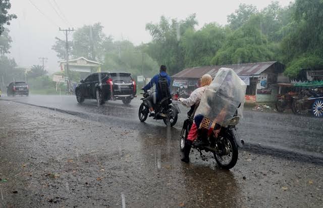 Meski Ada 4 Titik Api, BMKG Prediksi Hujan dan Petir Masih Terjadi di Wilayah Riau