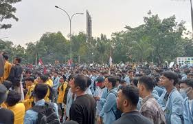 Meski Diguyur Hujan, Ribuan Mahasiswa di Riau Tetap Semangat Demo Tolak RUU Pilkada