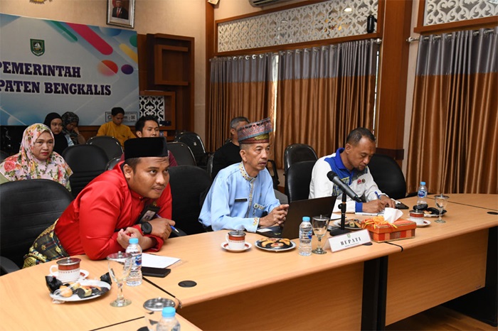 Mendengarkan Arahan Presiden Jokowi, Bupati Kasmarni Dipastikan Hadir di Istana Garuda IKN
