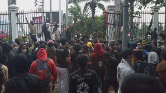 Demo Tolak RUU Pilkada Makin Memanas, Massa Jebol Pagar Gedung DPR RI