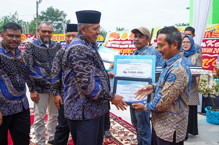 Bupati Alfedri Serahkan Penghargaan Kepada 6 Koperasi Berprestasi 
