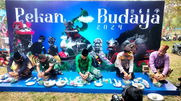 Mengejutkan! Kapolsek Siak, Wabup Husni Merza dan Kasdim 0322/Siak Ternyata Jago Kukur Kelapa