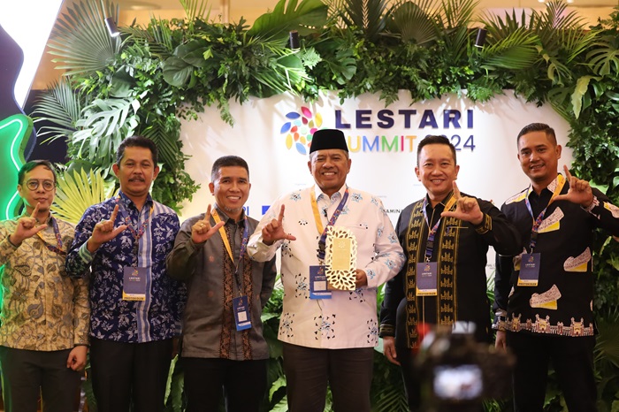Bupati Alfedri Raih Penghargaan Pembangunan Berkelanjutan di Lestari Awards 2024
