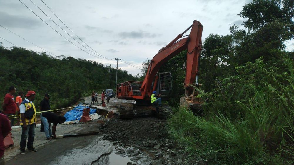 Curah Hujan Tinggi, Jalan Sumbar- Riau KM 106 di XIII Koto Kampar Longsor