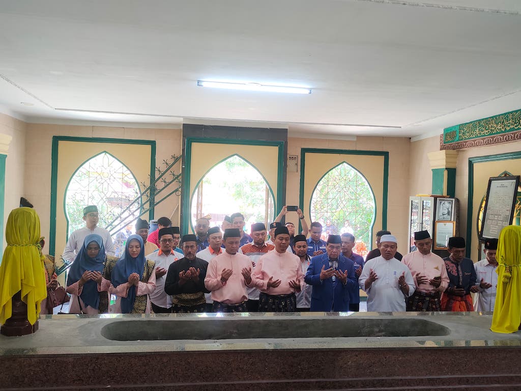 Sebelum Daftar ke KPU, Paslon Agung Nugroho- Markarius Berziarah ke Makam Pendiri Kota Pekanbaru