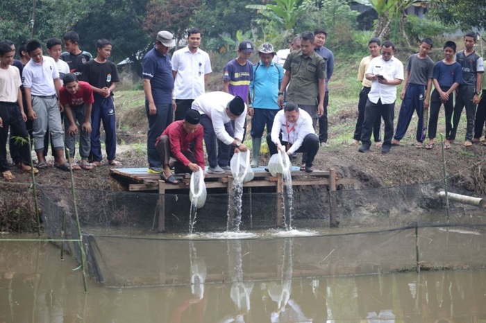 Pondok Modern Al-Kautsar Pekanbaru Dapat Bantuan 3.000 Bibit Patin dari Pemprov Riau