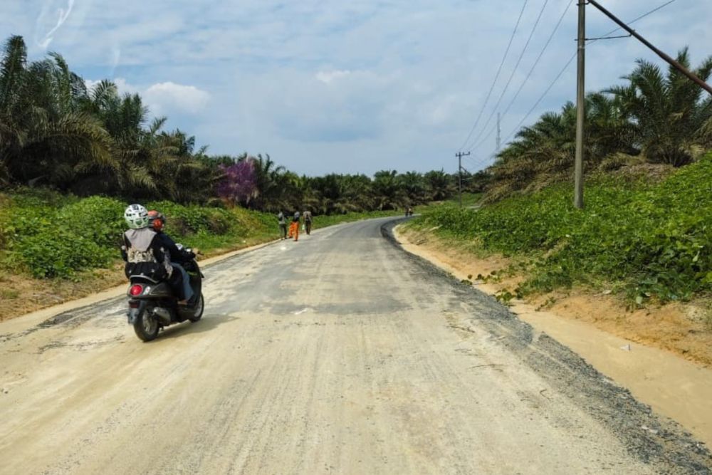 Permudah Akses Warga, Pemkab Siak Aspal Jalan Gaharu Desa Sam-Sam Kandis Hingga Mulus