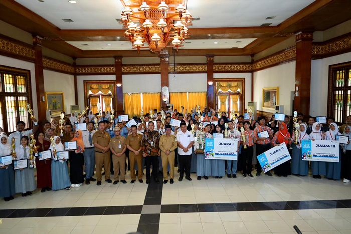 Sekda Siak Serahkan Hadiah LCTP Tingkat Kabupaten, Juara Pertama SMAN 1 Tualang