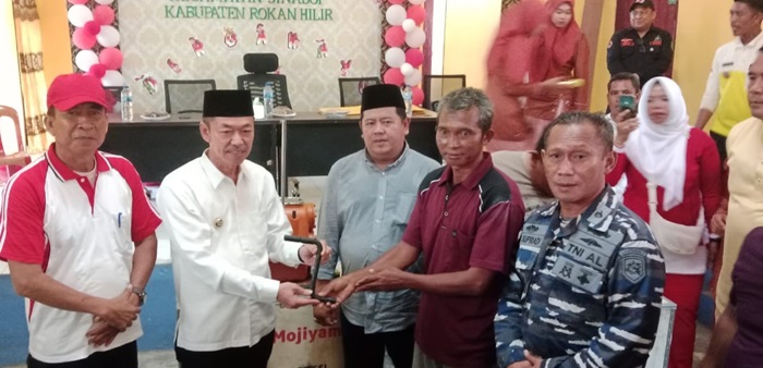 Bupati Afrizal Bantu 20 Unit Mesin Boat Untuk 2 Kelompok Nelayan Sinaboi: Jangan Dijualbelikan