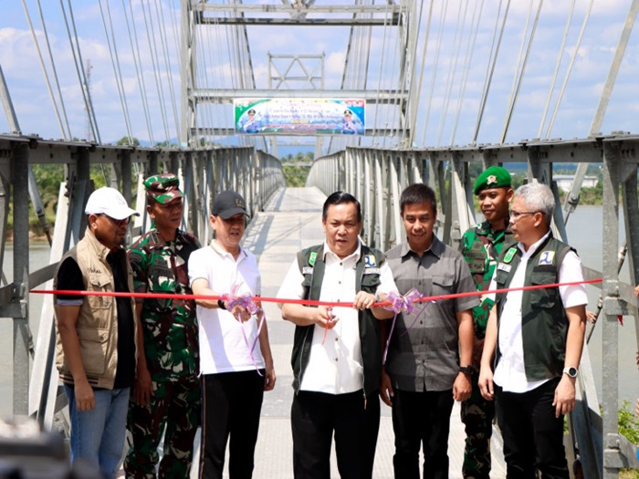 Sempat Mangkrak, Pj Gubri SF Hariyanto Tuntaskan Jembatan Gantung Sepungguk - Salo