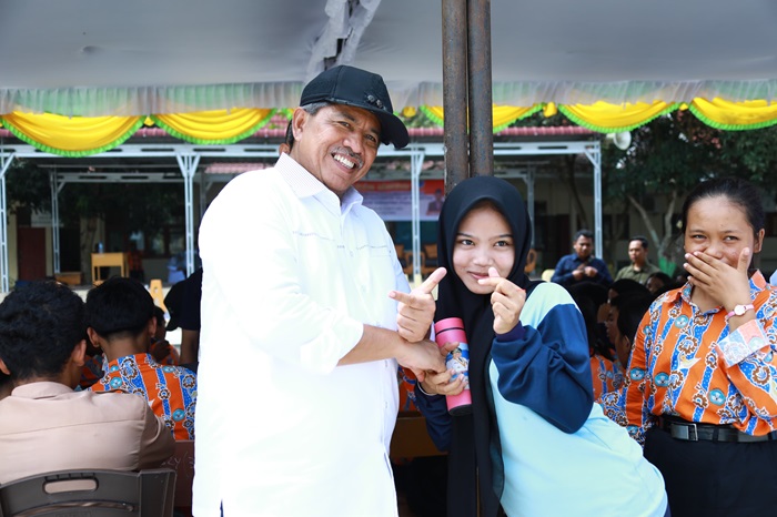 Kurangi Sampah Plastik, Alfedri Bagikan Tumbler Kepada Siswa SMAN Kandis