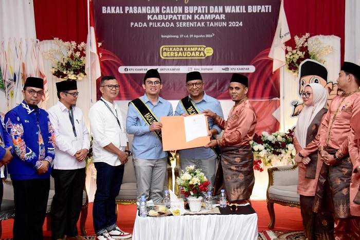 Penuh Makna, Paslon YUWIN Berangkat dari Makam Azis Zaenal Untuk Mendaftar ke KPU