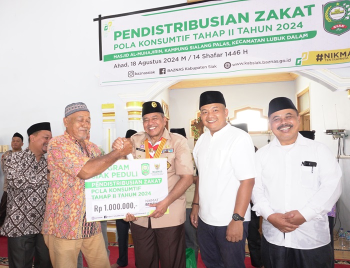 Bupati Alfedri Serahkan Zakat Konsumtif Kepada Masyarakat 7 Kampung di Lubuk Dalam