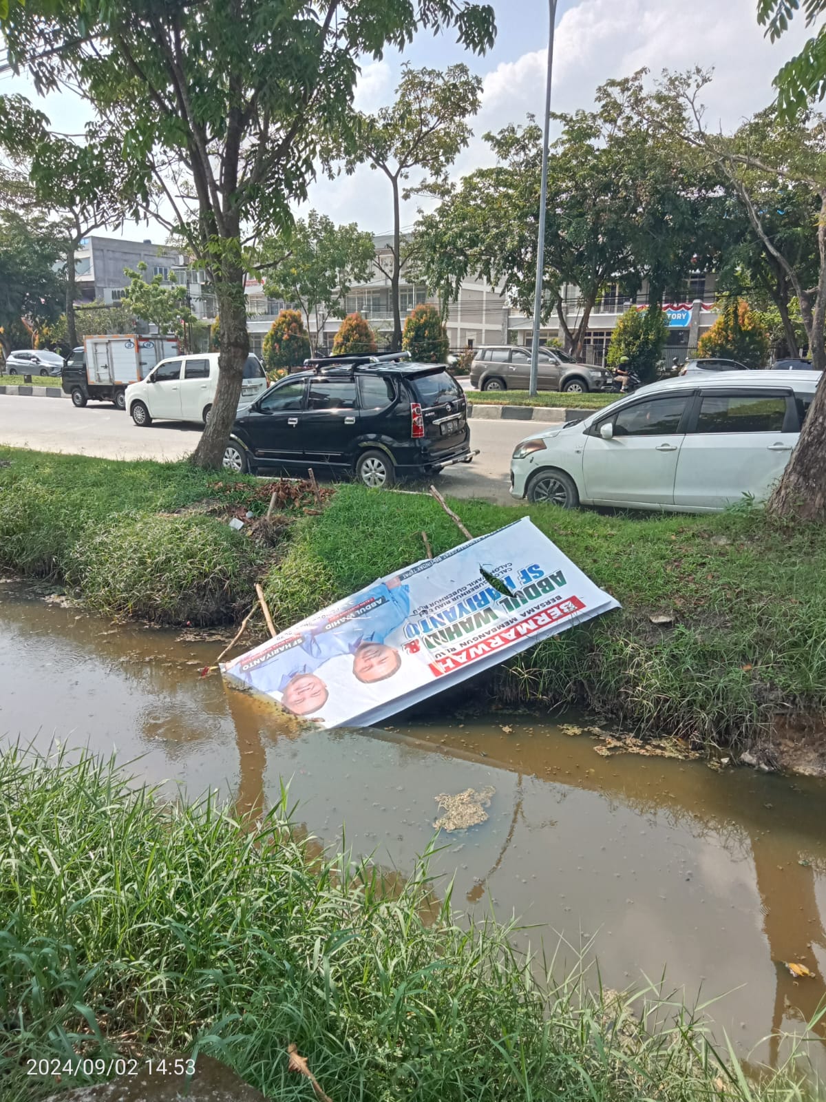 Pilkada Riau Mulai Panas, Baliho Paslon Abdul Wahid- SF Hariyanto di Jalan Protokol Dirusak OTK