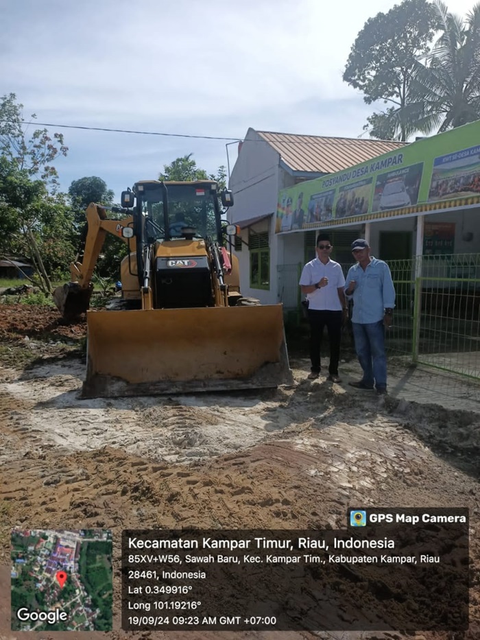 Turunkan Alat Berat, PT. Tasma Puja Bersihkan Jalan ke Tempat Wisata Danto dan Parkiran Futsal Desa Kampar