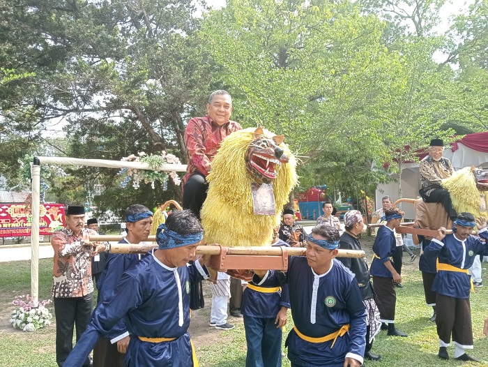 Edy Nasution 'Tunggangi Singa' Saat Hadiri Milad ke-19 Mitra Sunda Riau