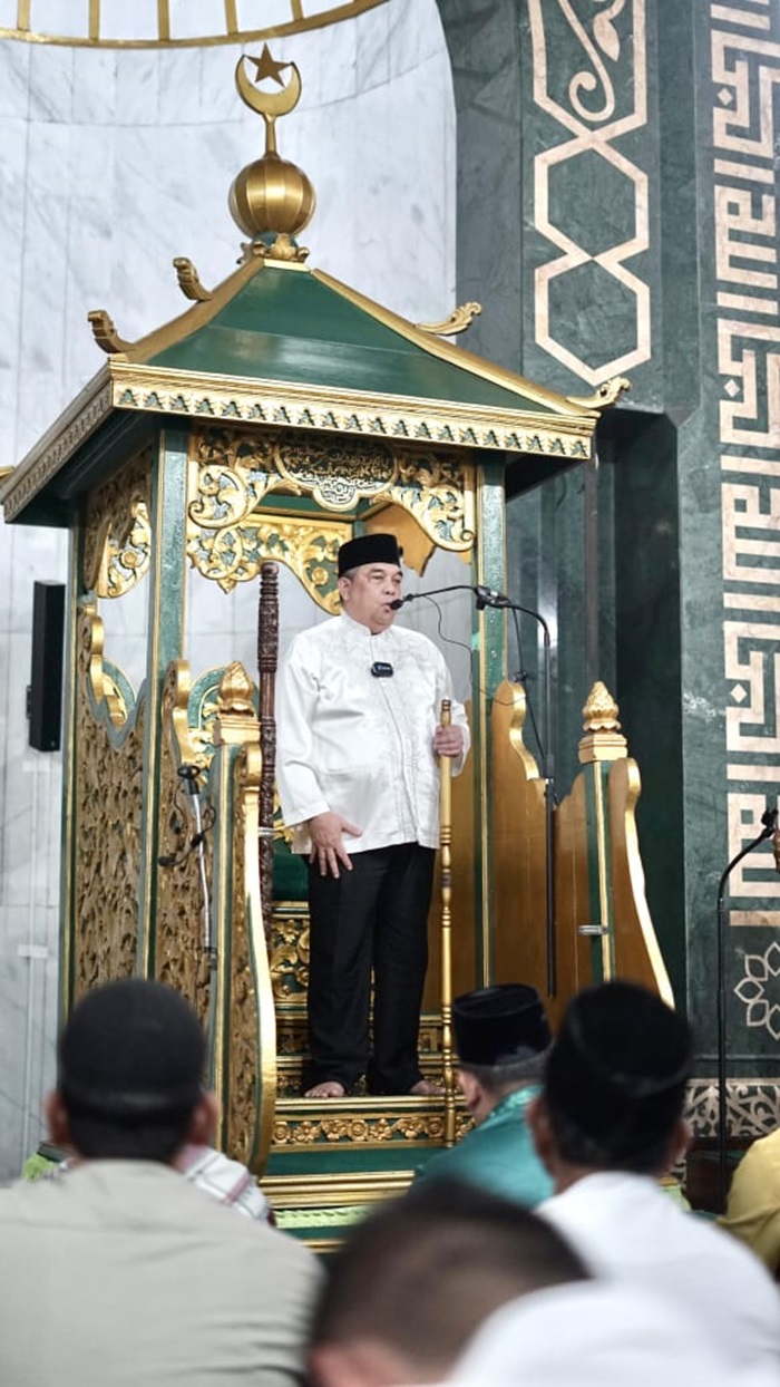 Usai Jadi Khatib Jumat, Balon Walikota Edy Nasution Ziarahi Makam Pendiri Pekanbaru dan Makan Bersama Anak Yatim