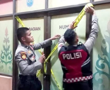 Hari ini Dilanjutkan, Tengah Malam Tadi Polda Riau Segel Ruang Humas Sekwan DPRD Riau