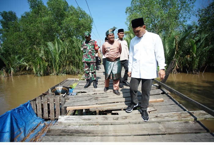 Penghubung 2 Desa dan 1 Kelurahan Ini Hanya Jembatan Kayu, Kondisinyapun Memprihatinkan