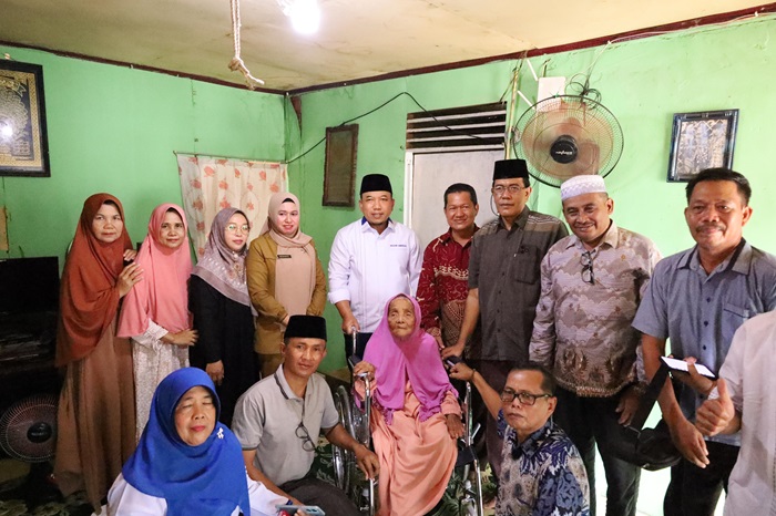 Penuh Haru, Wabup Siak Serahkan Kursi Roda Untuk 2 Lansia di Kampung Pinang