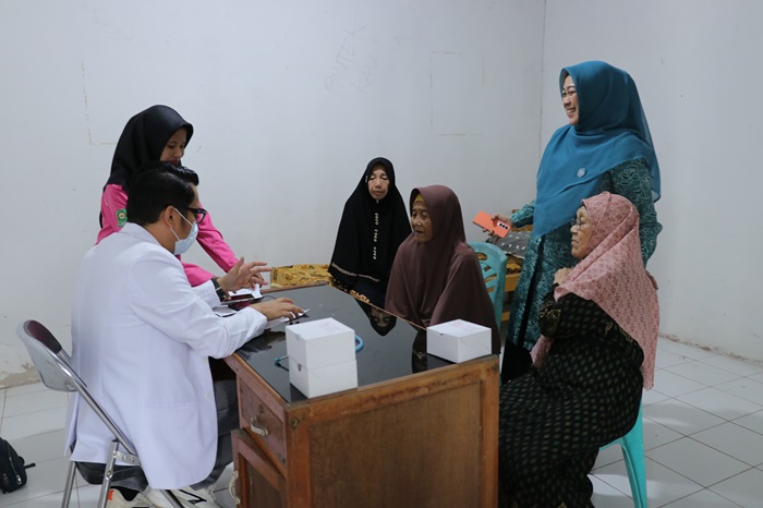 Peduli Lansia, Rasidah Bawa Dokter Spesialis Turun ke Kampung