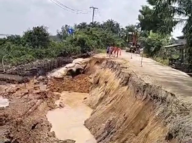 Akibat Longsor Jalan Rengat - Tembilahan Putus Total, Arus Lalu Lintas Dialihkan