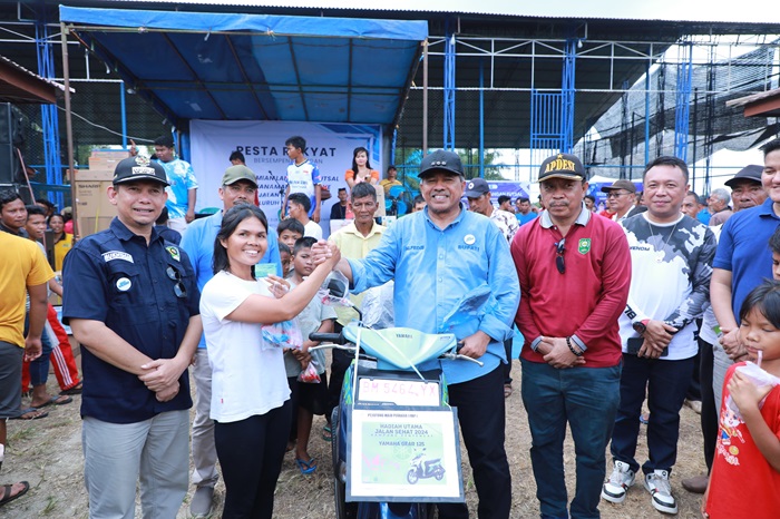 Ikut Jalan Santai Kampung Penyengat, Mawar Dapat Hadiah Sepeda Motor dari Bupati Siak