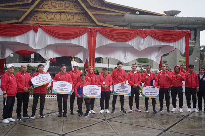 Puncak Haornas ke-41, Pemprov Riau Serahkan Penghargaan Untuk Pelatih dan Atlet Berprestasi