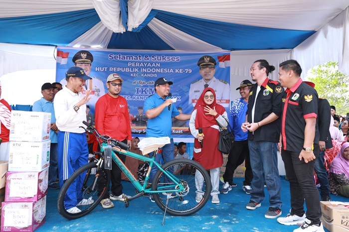 Berhadiah Sepeda dari Bupati Alfedri, Wabup Husni Jalan Santai Bersama Ribuan Warga Kandis