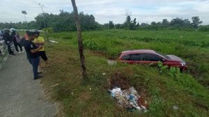 Astaga..Karena Mengantuk Mobil Mahasiswa Masuk ke Parit Jalan Sudirman Pekanbaru