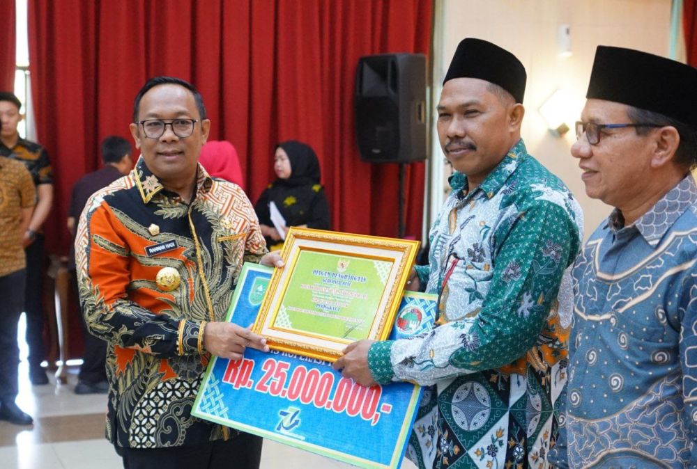 Dinilai Berprestasi, 13 Koperasi Terima Penghargaan dari Pemprov Riau