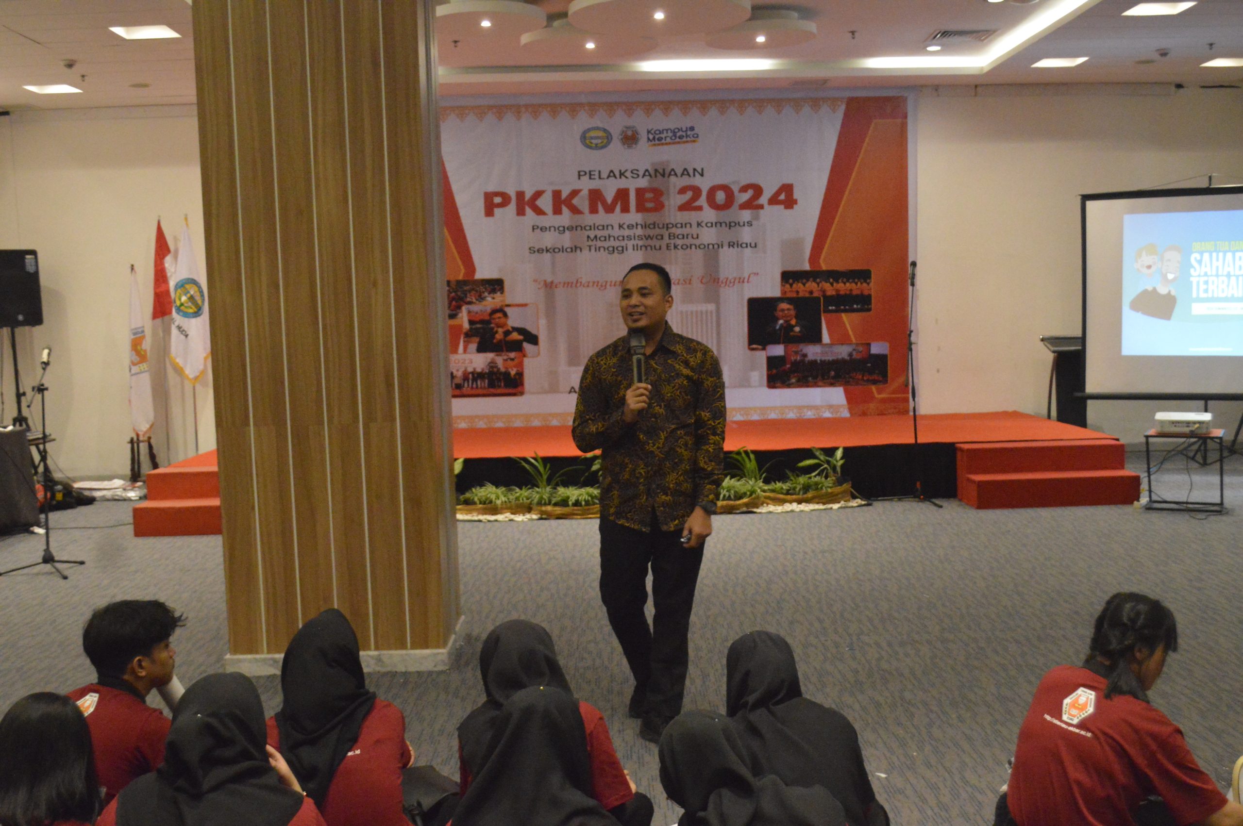 Mahasiswa Baru STIE Riau Diberi Motivasi Tentang Orangtua dan Guru Sahabat Terbaiku
