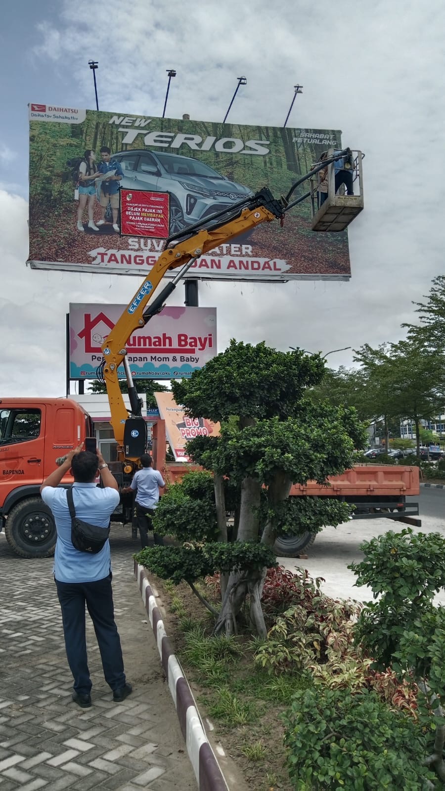 Tak Ada Ampun, Bapenda Pekanbaru Tertibkan Reklame dan Baleho Tak Berizin